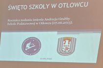 Piękne i wzruszające obchody jubileuszu „PIERWSZY K-ROK W XX LECIE Z ANDRZEJEM GRUBBĄ – PATRONEM SP W OTŁOWCU”