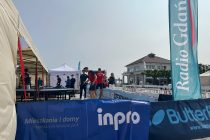 W promieniach słońca tenis stołowy na molo w Sopocie