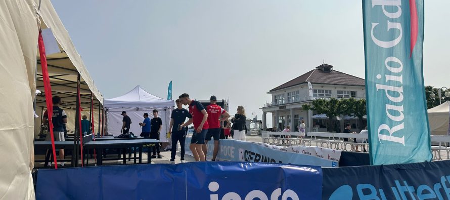 W promieniach słońca tenis stołowy na molo w Sopocie